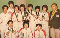 日本代表時の一枚。高校3年生でユーバー杯優勝を経験。後列左から3番目が本人