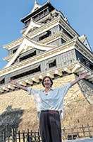 2026年4月。復旧を目指す熊本城の前にて