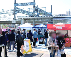 掲載者が出店し、挑戦をまちに根づかせる「さかさマルシェ」