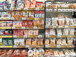 愛知県のスーパーに並ぶ、多彩なエビせんべい