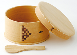 白木（無塗装）のおひつ七寸（5合用）サイズ。天然杉がご飯の水分を程よく吸収し、冷めてもおいしく、抗菌効果もあり傷みにくい